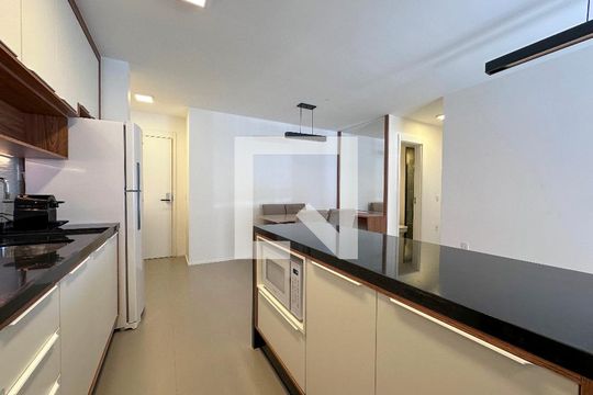Cozinha de apartamento para alugar com 2 quartos, 69m² em Jardim das Acacias, São Paulo