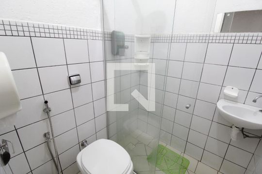Banheiro de kitnet/studio para alugar com 1 quarto, 40m² em Patrimônio, Uberlândia