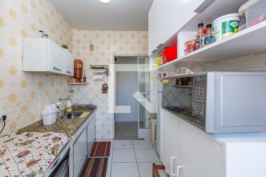 Cozinha de apartamento à venda com 2 quartos, 90m² em Carlos Prates, Belo Horizonte