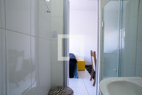 Banheiro de kitnet/studio para alugar com 1 quarto, 28m² em Bela Vista, São Paulo