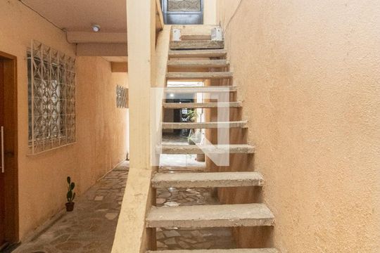 Escada de casa para alugar com 1 quarto, 40m² em Olaria, Rio de Janeiro