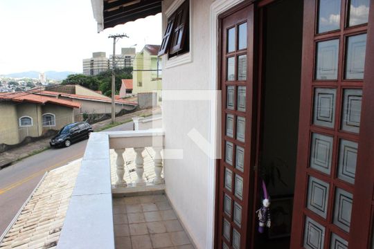Sacada de casa à venda com 3 quartos, 182m² em Horto Florestal, Jundiaí