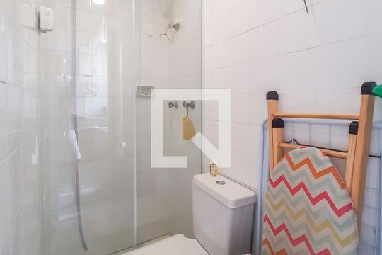 Banheiro de serviço de apartamento para alugar com 2 quartos, 76m² em Barra da Tijuca, Rio de Janeiro