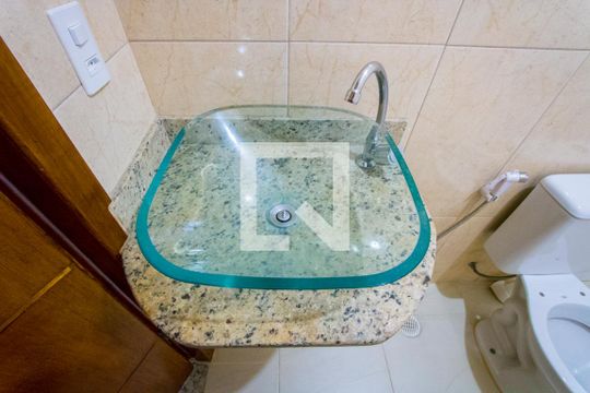 Banheiro social 1 de casa à venda com 2 quartos, 81m² em Vila Alzira, Santo André