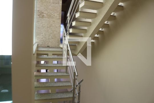 Escada de casa para alugar com 6 quartos, 205m² em Santa Paula, São Caetano do Sul
