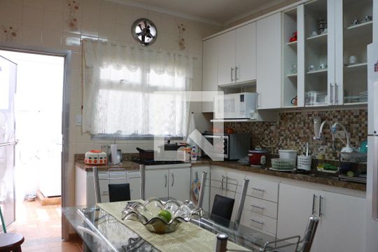 Cozinha de casa para alugar com 3 quartos, 150m² em Cidade Mãe do Céu, São Paulo