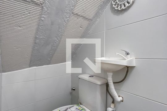 Banheiro de apartamento para alugar com 1 quarto, 32m² em Jardim Carvalho, Porto Alegre