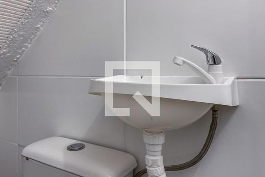 Banheiro de apartamento à venda com 1 quarto, 32m² em Jardim Carvalho, Porto Alegre
