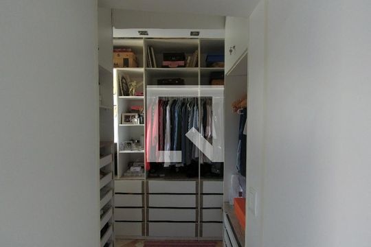Closet pequeno de casa à venda com 3 quartos, 193m² em Jardim Santa Mena, Guarulhos