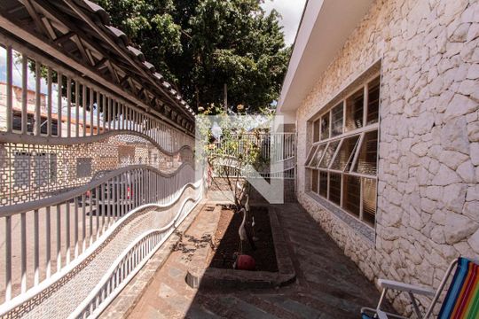 Quintal frente de casa para alugar com 4 quartos, 330m² em Vila Hortência, Sorocaba