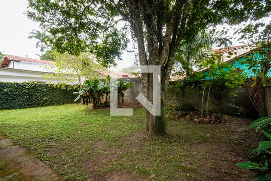 fundos de casa à venda com 3 quartos, 360m² em Itaipu, Niterói