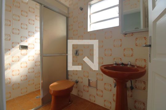 Banheiro comum de casa para alugar com 4 quartos, 120m² em Socorro, São Paulo