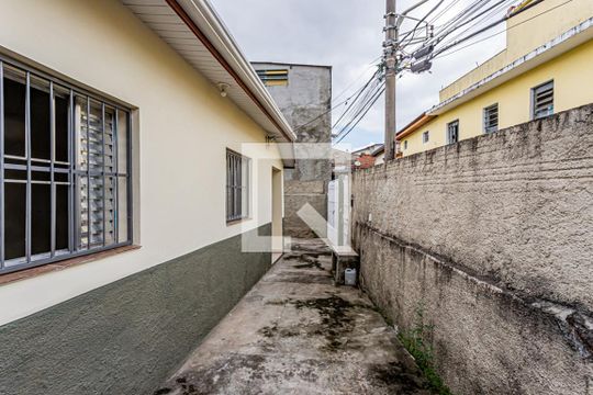 Quintal e garagem de casa à venda com 2 quartos, 80m² em Vila Palmeiras, São Paulo