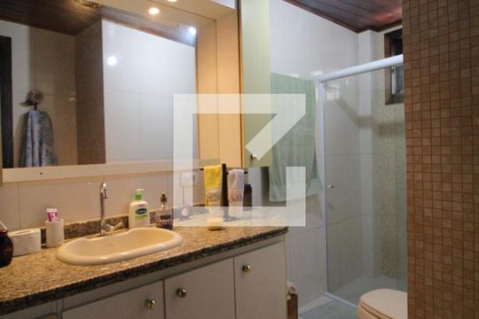 Banheiro Social de casa de condomínio à venda com 3 quartos, 336m² em Anil, Rio de Janeiro