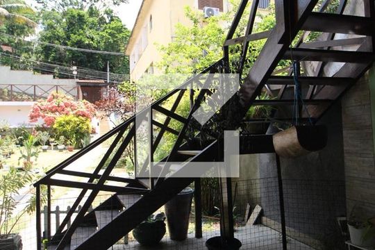 Escada de casa de condomínio à venda com 3 quartos, 336m² em Anil, Rio de Janeiro