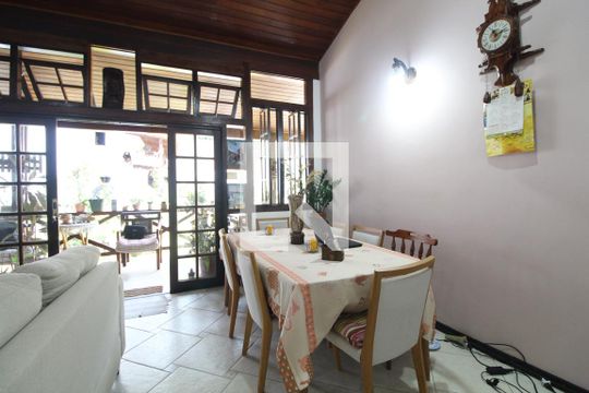 Sala de casa de condomínio à venda com 3 quartos, 336m² em Anil, Rio de Janeiro