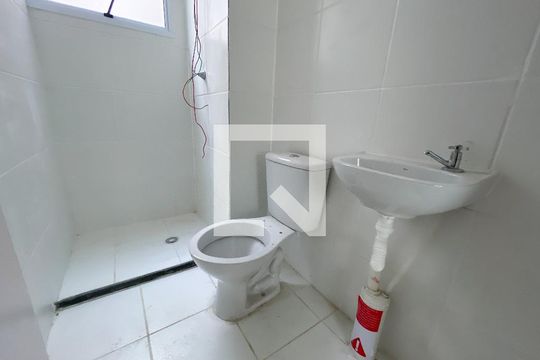 Banheiro de apartamento à venda com 2 quartos, 42m² em Mato Grande, Canoas
