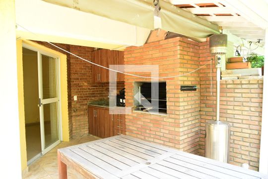 Quintal de casa de condomínio para alugar com 3 quartos, 200m² em Jardim Barbacena, Cotia