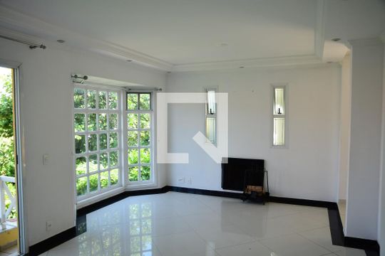 Casa de Condomínio para alugar com 3 quartos, 200m² em Jardim Barbacena, Cotia