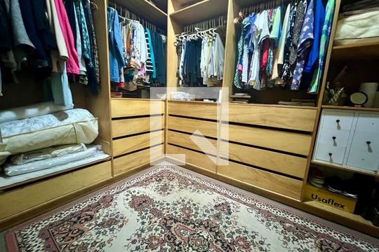 Closet de casa para alugar com 5 quartos, 486m² em Santa Lúcia, Belo Horizonte