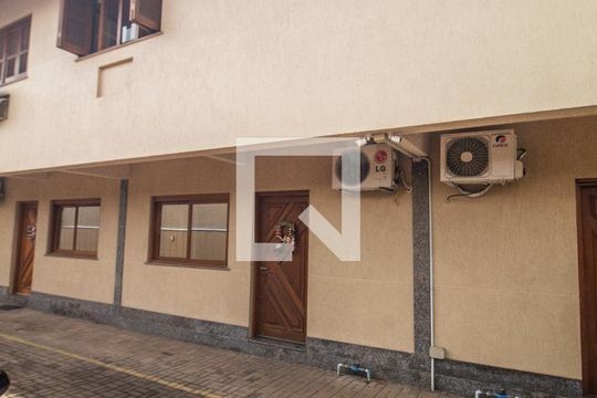 Fachada de casa à venda com 2 quartos, 78m² em Coronel Aparicio Borges, Porto Alegre