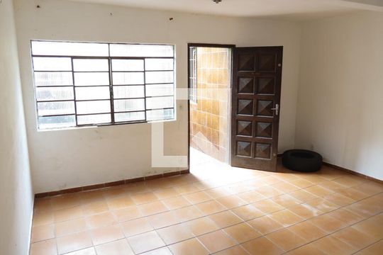 Sala 1 de casa para alugar com 2 quartos, 100m² em Vila Iorio, São Paulo