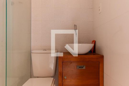 Banheiro de casa para alugar com 1 quarto, 40m² em Vila São Domingos, São Paulo