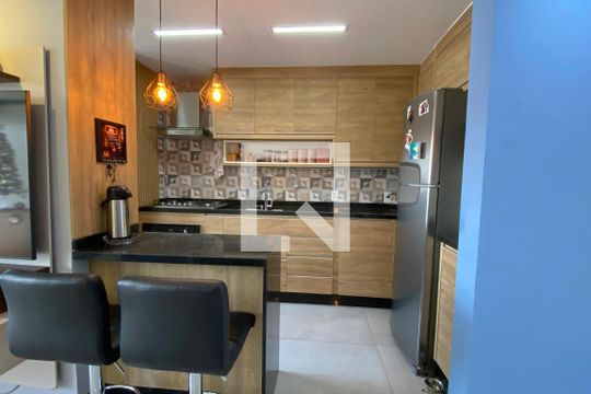Cozinha de apartamento à venda com 2 quartos, 63m² em Jardim Tupanci, Barueri