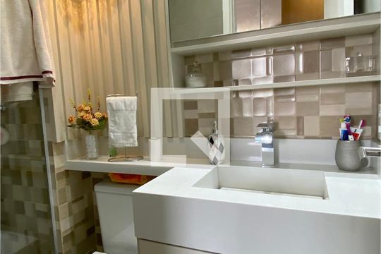Banheiro da Suíte 1 de apartamento à venda com 2 quartos, 63m² em Jardim Tupanci, Barueri