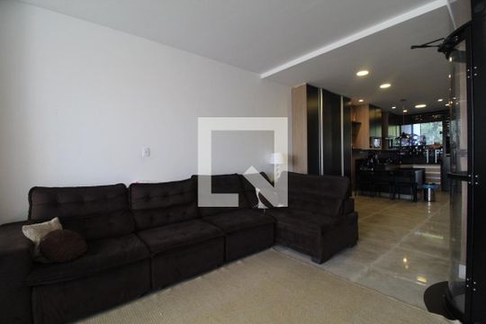 Sala de casa de condomínio para alugar com 4 quartos, 250m² em Anil, Rio de Janeiro