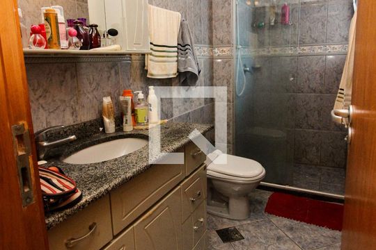 Banheiro de apartamento à venda com 2 quartos, 70m² em Santo Antônio, Porto Alegre