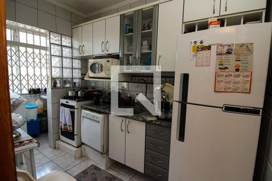 Cozinha de apartamento à venda com 2 quartos, 70m² em Santo Antônio, Porto Alegre