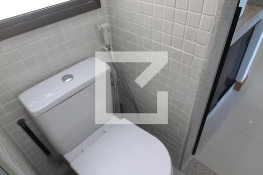 Banheiro de kitnet/studio para alugar com 1 quarto, 34m² em Jacarepaguá, Rio de Janeiro