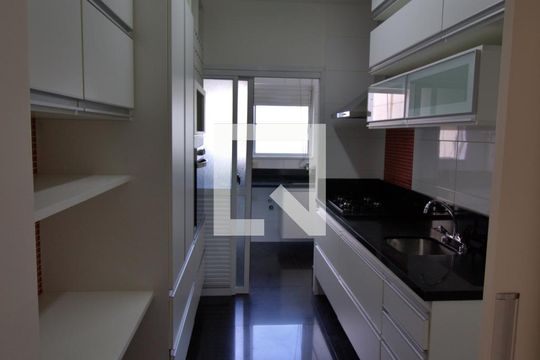 Cozinha de apartamento à venda com 2 quartos, 85m² em Vila Suzana, São Paulo