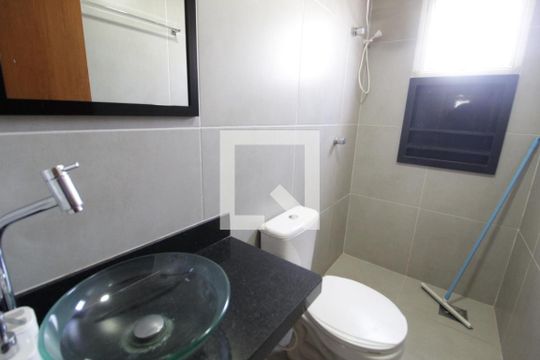 Banheiro de kitnet/studio para alugar com 1 quarto, 35m² em Jardim Patricia, Uberlândia