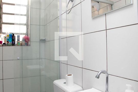 Banheiro de apartamento para alugar com 1 quarto, 30m² em Petrópolis, Porto Alegre