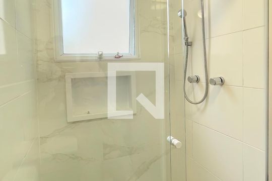 Banheiro de apartamento para alugar com 1 quarto, 56m² em Petrópolis, Porto Alegre