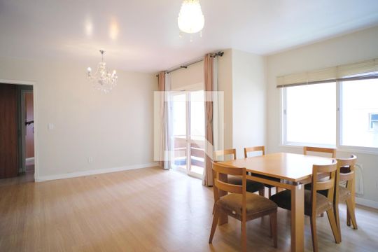 Sala de apartamento para alugar com 1 quarto, 56m² em Petrópolis, Porto Alegre