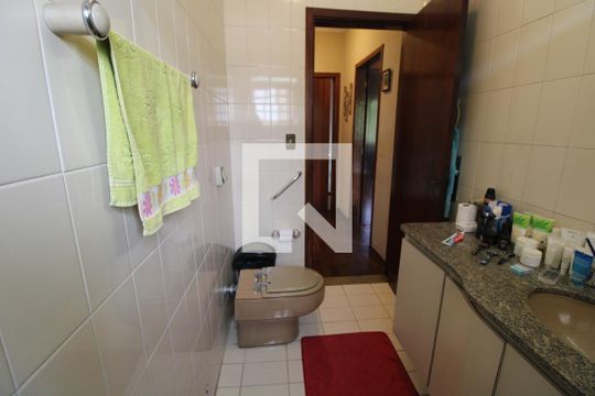 Banheiro comum de casa à venda com 4 quartos, 360m² em Jardim Marajoara, São Paulo