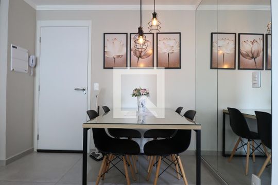 Detalhe Sala de apartamento para alugar com 2 quartos, 43m² em Parque Industrial Tomas Edson, São Paulo
