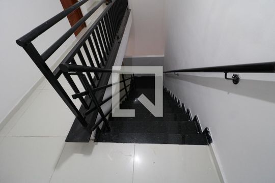 Escada de kitnet/studio para alugar com 1 quarto, 30m² em Vila Gustavo, São Paulo