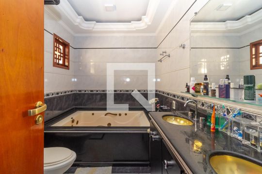 Banheiro da Suíte de casa à venda com 3 quartos, 300m² em Jardim Cotiana, São Paulo