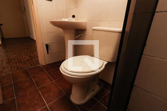 Banheiro de kitnet/studio para alugar com 1 quarto, 50m² em Cidade Baixa, Porto Alegre