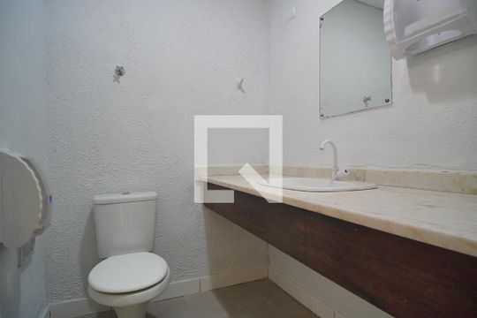 Banheiro de casa para alugar com 6 quartos, 280m² em Bela Vista, Porto Alegre