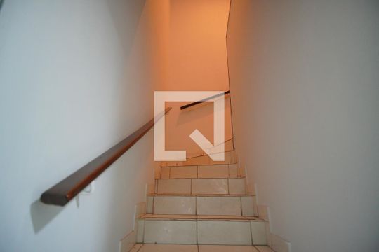 Escada de casa para alugar com 6 quartos, 280m² em Bela Vista, Porto Alegre