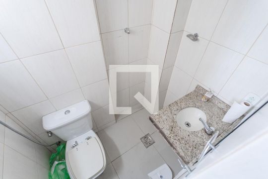 Banheiro de kitnet/studio para alugar com 1 quarto, 30m² em Centro, Rio de Janeiro