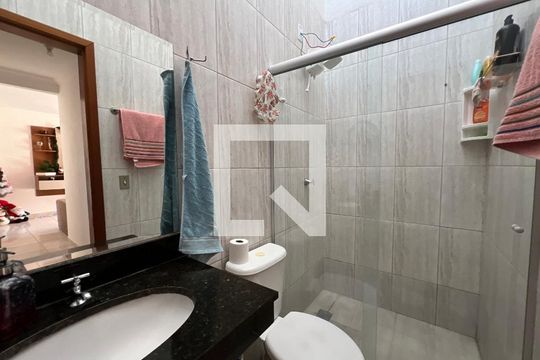 Banheiro de casa de condomínio para alugar com 3 quartos, 108m² em Xangri-lá, Contagem