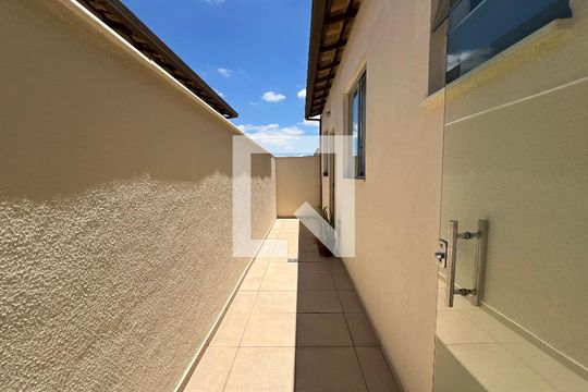 Corredor de casa de condomínio para alugar com 3 quartos, 108m² em Xangri-lá, Contagem