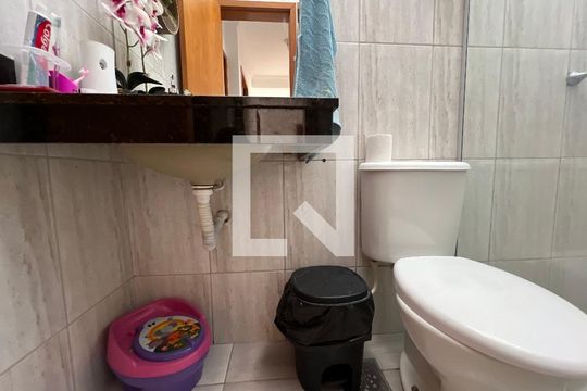 Banheiro de casa de condomínio para alugar com 3 quartos, 108m² em Xangri-lá, Contagem
