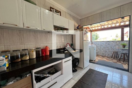 Cozinha de casa de condomínio para alugar com 3 quartos, 108m² em Xangri-lá, Contagem